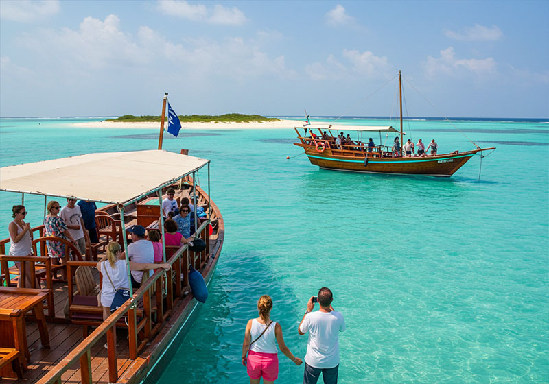 Safari Blue tour dhow boat sailing to pristine sandbank island with crystal clear water